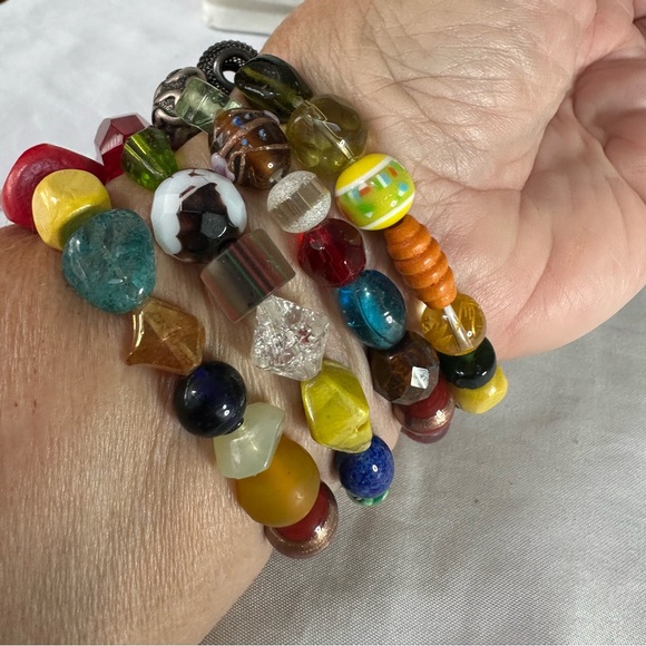 Four multi colored stretch bead bracelets - Picture 5 of 5